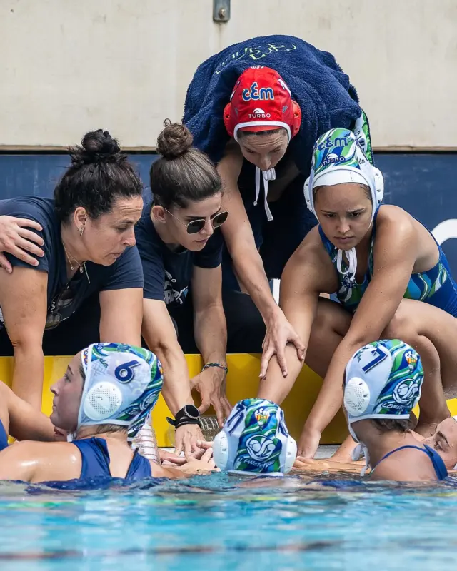 𝐋𝐋𝐔𝐈𝐓𝐀𝐑𝐄𝐌 𝐏𝐄𝐋 𝟓𝐞̀ 𝐋𝐋𝐎𝐂!

Aquest matí, el el conjunt femení ha guanyat amb autoritat el partit de tornada de la semifinal pel 5è-8è lloc de la #LEWaterpoloIberdrola amb un 𝟏𝟑 𝐚 𝟖 davant del CN Sant Feliu 🤽‍♀️

Després de l’empat a l’anada, l’equip ha sortit amb tot des del primer minut per assegurar-se un lloc en la lluita per la cinquena plaça 💪

Han marcat: Carlota Peñalver (5), Clara Espar (2), Julia Tazueco (2), Laia Tutusaus (2), Ariadna Temprano (1) i Marina Muñoz (1) 👏

Ara ens espera el duel final per decidir la cinquena posició:
📅 10 de maig a casa del CN Catalunya
📅 17 de maig a la Josep Vallès

📸 @ballartphotography 

#cemediterrani #waterpolo