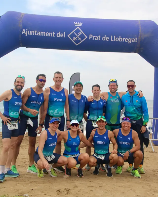 𝐓𝐑𝐈𝐀𝐓𝐋𝐎́ 𝐃𝐄𝐋 𝐏𝐑𝐀𝐓

Aquest matí, s’ha disputat el XXIX Triatló del Prat. La prova Elit era Campionat de Catalunya per Equips 🏊‍♂️🚴‍♂️🏃🏻‍♂️

El Club Esportiu Mediterrani hi ha participat amb tres equips: un de mixt i dos de masculins 🙌

L’equip format pel Joan Ruiz, el Franz Calderón i el David Pérez ha estat el primer del Club en creuar la línia d’arribada, amb un temps d’1h 24’15” 👏

Just darrere, a només 20 segons, ha arribat l’equip del Jordi Miró, el Neider Giraldo i el Bruno Palombizio 😃 

I finalment, l’equip mixt de la Lídia Córdoba, el Rodrigo Mérida, el Jordi Pérez i el Pere Puig, amb en Jordi i el Pere debutant en un triatló, ha tancat amb un temps d’1h 53’49” 💪

Tot i que per motius de salut no han pogut competir el Jose Orozco ni l’Amin Aissati, han estat igualment a la platja, donant suport i escalf als equips durant tota la prova 😍

Un matí d’aquells que ho tenen tot: pluja, onades, vent, sol…  Una gran jornada i millor ambient 🎉

#cemediterrani #triatló