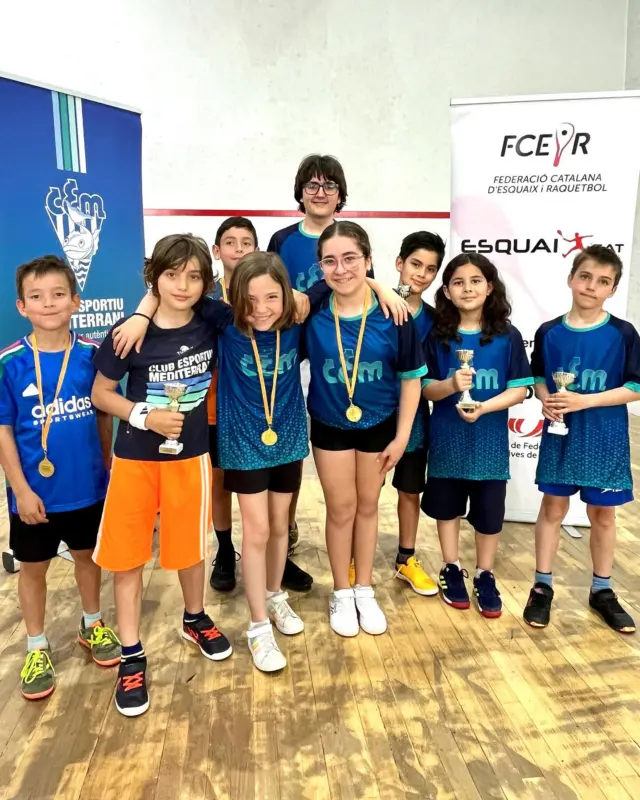 𝐈 𝐓𝐎𝐑𝐍𝐄𝐈𝐆 𝐄𝐒𝐐𝐔𝐀𝐈𝐗𝐈𝐂𝐒 

Aquest matí, el Club Esportiu Mediterrani ha acollit el primer torneig exclusivament infantil d’Esquaix: l’𝐄𝐬𝐪𝐮𝐚𝐢𝐗𝐢𝐜𝐬 🏆

Una trentena de nens i nenes de diferents clubs de Catalunya han gaudit d’un matí ple de partits, esport i bon ambient! 👏

El president de la Federació Catalana d’Esquaix, 𝐉𝐨𝐚𝐧 𝐂𝐚𝐬𝐚𝐡𝐮𝐠𝐚, ha fet el lliurament de trofeus a les diferents categories:

𝐒𝐨𝐭𝐬𝟗 🥇 Arian Gutierrez (CE Mediterrani) 🥈 Adrià Martinez (Club Eurosport) 🥉 Miguel Luiz Oliveira (CE Mediterrani)

𝐒𝐨𝐭𝐬𝟏𝟏 🥇 Martí Franco (Club Tennis Sabadell) 🥈 Marc di Gioia (CE Mediterrani) 🥉 Biel Ferrer (CE Mediterrani)

𝐒𝐨𝐭𝐬𝟏𝟑 🥇 Pau Cort (Club Eurosport) 🥈 Nicolás Seitz (Club Eurosport) 🥉 Asier Raya (Club Tennis Sabadell)

𝐒𝐨𝐭𝐬𝟏𝟓 🥇 Pau Cort (Club Eurosport) 🥈 Oriol Mora (Can Mèlich) 🥉 Matías Seitz (Club Eurosport)

𝐒𝐨𝐭𝐬𝟏𝟕 🥇 Sergi Rivero (Can Busqué) 🥈 Samuel Sánchez (CE Mediterrani) 🥉 Matías Seitz (Club Eurosport)

Felicitar també a la nostra pedrera:
5️⃣-8️⃣ Sots9 Aixa Moreno 
5️⃣-8️⃣ Sots 11 David Raduà
6️⃣ Sots13 Laia Sánchez 
9️⃣ Sots13 Laia Ruiz 
8️⃣ Sots15 Gabriel Divorra
pels bons resultats obtinguts, millorant dia a dia 📈

#cemediterrani #esquaix