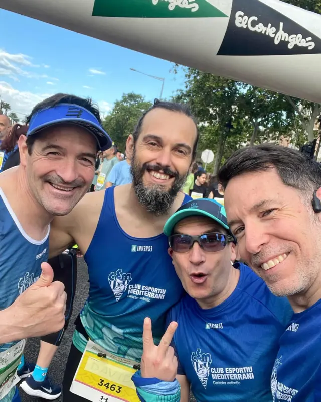 𝐃𝐈𝐔𝐌𝐄𝐍𝐆𝐄 𝐀𝐓𝐋𝐄̀𝐓𝐈𝐂 

Aquest diumenge, la secció d’𝐀𝐭𝐥𝐞𝐭𝐢𝐬𝐦𝐞 i la secció de 𝐓𝐫𝐢𝐚𝐭𝐥𝐨́ del 𝐂𝐥𝐮𝐛 𝐄𝐬𝐩𝐨𝐫𝐭𝐢𝐮 𝐌𝐞𝐝𝐢𝐭𝐞𝐫𝐫𝐚𝐧𝐢 han estat força actives! 🔥

En primer lloc, els nostres esportistes i diversos socis del Club, com el Carlos i la Taylor, han participat a la 𝟒𝟓𝐚 𝐂𝐮𝐫𝐬𝐚 𝐄𝐥 𝐂𝐨𝐫𝐭𝐞 𝐈𝐧𝐠𝐥𝐞́𝐬, una cita clàssica de l’atletisme popular de Barcelona amb milers de participants corrent pel cor de la ciutat! 🏃‍♂️🏃‍♀️

El David ha representat al Club a l’𝟏𝟏𝐚 𝐂𝐮𝐫𝐬𝐚 𝐃𝐞𝐬-𝐜𝐨𝐧𝐧𝐞𝐜𝐭𝐚 𝐩𝐞𝐫 𝐥’𝐚𝐮𝐭𝐢𝐬𝐦𝐞, una prova solidària i amb causa que busca sensibilitzar i donar suport a les persones amb autisme 💙

I també hem tingut presència a la ᴅᴇsᴀғɪ́ᴏ ᴅᴇ ɢᴜᴇʀʀᴇʀᴏs de Pineda de Mar: una cursa d’obstacles de 10 km amb 25 reptes plens de fang, força i companyonia 💪🔥

Una vegada més, gaudint, competint i compartint moments dins i fora del Club!

#cemediterrani #atletisme #triatló