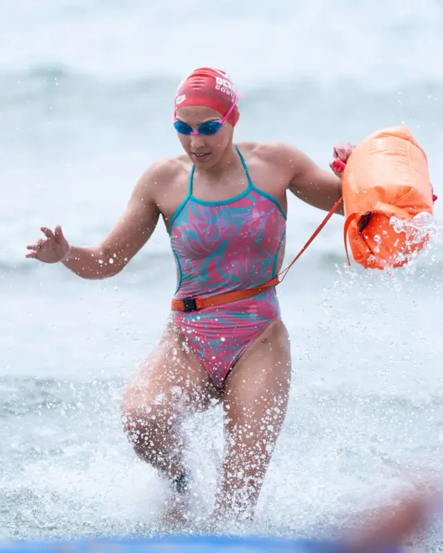 𝐎𝐂𝐄𝐀𝐍𝐌𝐀𝐍 𝐂𝐎𝐒𝐓𝐀 𝐀𝐙𝐀𝐇𝐀𝐑 𝟐𝟎𝟐𝟓 🏊

Aquest cap de setmana, 𝐁𝐞𝐧𝐢𝐜𝐚̀𝐬𝐬𝐢𝐦 i 𝐎𝐫𝐨𝐩𝐞𝐬𝐚 𝐝𝐞𝐥 𝐌𝐚𝐫 han estat l’escenari de la 5a edició de l’Oceanman Costa Azahar, 3a prova puntuable per a la 𝐂𝐨𝐩𝐚 𝐝’𝐄𝐬𝐩𝐚𝐧𝐲𝐚 𝐝’𝐀𝐢𝐠𝐮̈𝐞𝐬 𝐎𝐛𝐞𝐫𝐭𝐞𝐬 🌊

El 𝐂𝐥𝐮𝐛 𝐄𝐬𝐩𝐨𝐫𝐭𝐢𝐮 𝐌𝐞𝐝𝐢𝐭𝐞𝐫𝐫𝐚𝐧𝐢 ha estat representat per la nostra nedadora 𝐀𝐢𝐝𝐚 𝐁𝐞𝐫𝐭𝐫𝐚𝐧, que ha tornat a fer una gran actuació en la prova HALF de 5 km:
🥈 𝟐𝐚 𝐩𝐨𝐬𝐢𝐜𝐢𝐨́ 𝐠𝐞𝐧𝐞𝐫𝐚𝐥  🥇 𝟏𝐚 𝐩𝐨𝐬𝐢𝐜𝐢𝐨́ 𝐜𝐚𝐭𝐞𝐠𝐨𝐫𝐢𝐚 𝐌𝐚̀𝐬𝐭𝐞𝐫 +𝟐𝟓

Amb aquesta nova victòria, l’Aida suma dos grans resultats per a la classificació general de la Copa d’Espanya: 🏆 𝟏.𝟎𝟎𝟎 𝐩𝐮𝐧𝐭𝐬 a Eivissa (1a prova) 🏅 𝟓𝟎𝟎 𝐩𝐮𝐧𝐭𝐬 a Castelló (3a prova)

Aida: “La travessia no ha estat fàcil: les condicions del mar, amb onades en contra i fred malgrat el neoprè, han fet que els 5 km s’hagin fet una mica llargs”

També ha participat en la prova de relleus OCEANTEAMS (3x500m), formant equip amb Laia Canadell i Alba Maestro 🥇

📸 @oceanman_spain 

#cemediterrani #AAOO