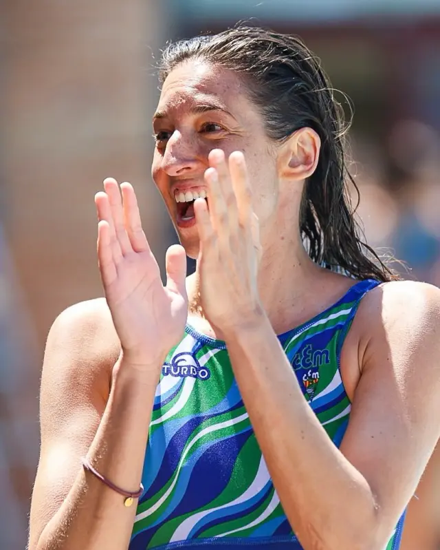 𝐆𝐑𝐀̀𝐂𝐈𝐄𝐒 𝐋𝐀𝐔𝐑𝐀 💙💚

Avui hem acomiadat una llegenda del waterpolo, una esportista que ha deixat una empremta inesborrable en l’esport català, estatal, europeu i mundial: Laura Ester.

Nascuda al barri de Sants fa 35 anys, la Laura va començar a jugar a waterpolo al Club Esportiu Mediterrani. Aquí va aprendre a defensar la porteria amb coratge i passió, qualitats que l’han acompanyat al llarg de tota la seva carrera.

Després de debutar amb el nostre Club i guanyar la Lliga el 2010, va emprendre una trajectòria brillant al Club Natació Sabadell, on va aconseguir 57 títols, incloent-hi 12 Lligues, 11 Copes de la Reina i 7 Copes d’Europa. Amb la Selecció espanyola, ha sumat 14 medalles en grans competicions: or olímpic a París 2024, dues plates olímpiques, or mundial a Barcelona 2013 i tres ors europeus.

A nivell individual, ha estat reconeguda com la millor jugadora d’Europa els anys 2017 i 2019, i com la millor portera del món el 2013, 2017 i 2019.

El 2024, la Laura va tornar al Mediterrani per tancar el cercle allà on tot va començar.

Gràcies Laura per ser un exemple per a les passades, presents i futures generacions.

Et desitgem tot el millor en aquesta nova etapa. El teu llegat perdurarà sempre en la història del waterpolo mundial.

📸 @xgrfotografia