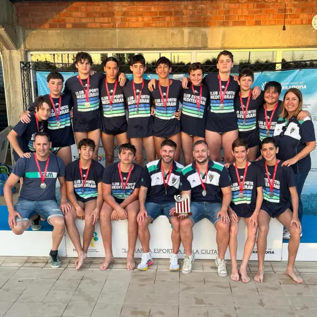 𝐒𝐔𝐁𝐂𝐀𝐌𝐏𝐈𝐎𝐍𝐒 𝐃𝐄 𝐂𝐀𝐓𝐀𝐋𝐔𝐍𝐘𝐀 🥈

L’equip infantil masculí de waterpolo ha guanyat la medalla de plata al Campionat Catalunya Infantil mixt, disputat aquest cap de setmana a Tarragona 🤽🏼‍♂️

𝗤𝘂𝗮𝗿𝘁𝘀 𝗱𝗲 𝗳𝗶𝗻𝗮𝗹
CE Mediterrani 8 - 6 CN Montjuïc

𝗦𝗲𝗺𝗶𝗳𝗶𝗻𝗮𝗹
CNAB 4 - 6 CE Mediterrani

𝗙𝗶𝗻𝗮𝗹
CN Poble Nou 11 - 8 CE Mediterrani

Bravo equip! 💙💚
#cemediterrani #waterpolo