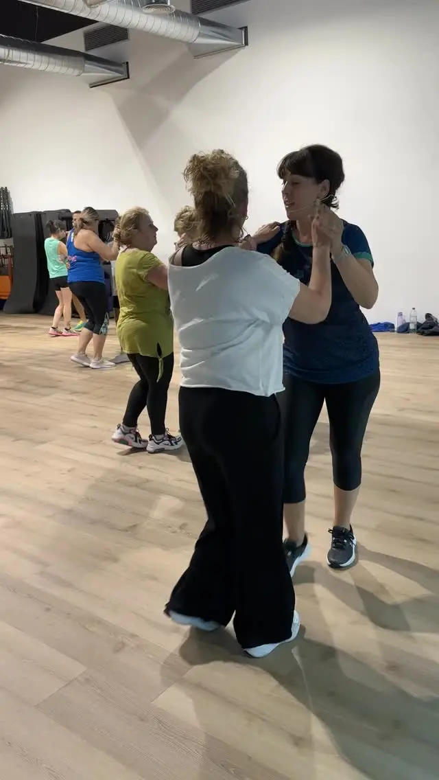 𝐇𝐈𝐈𝐓 + 𝐒𝐀𝐋𝐒𝐀 + 𝐓𝐀𝐑𝐃𝐄𝐎

Ahir vam suar, vam ballar i vam celebrar com toca!

Una classe de HIIT intensa, salsa amb molt de ritme i un tardeo amb Sparkle DJ 🎵

Gràcies a tothom per l’energia! ⚡️