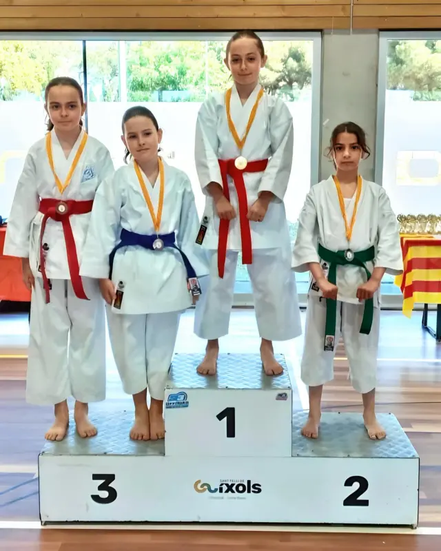 𝐂𝐀𝐌𝐏𝐈𝐎𝐍𝐀𝐓 𝐈𝐍𝐓𝐄𝐑𝐍𝐀𝐂𝐈𝐎𝐍𝐀𝐋 𝐃𝐄 𝐊𝐀𝐑𝐀𝐓𝐄

Aquest diumenge, el Club Dojo Sant Feliu de Guíxols ha organitzat un Campionat Internacional de Karate 🥋

En la modalitat de 𝐊𝐚𝐭𝐚, els esportistes del Club Esportiu Mediterrani han aconseguit excel·lents resultats 🔝

En la 𝐜𝐨𝐦𝐩𝐞𝐭𝐢𝐜𝐢𝐨́ 𝐢𝐧𝐝𝐢𝐯𝐢𝐝𝐮𝐚𝐥:

Primers classificats:
🥇 Angie Longo
🥇Alejandro Jerez

Segons classificats:
🥈 Carlota Jerez
🥈 Gabriel Longo

Tercers classificats:
🥉 Ainara Sanz
🥉 Eva Fernandez
🥉 Abril Rubio
🥉 Eric Pérez

En la 𝐜𝐨𝐦𝐩𝐞𝐭𝐢𝐜𝐢𝐨́ 𝐩𝐞𝐫 𝐟𝐚𝐦𝐢́𝐥𝐢𝐞𝐬, en la qual han participat diversos membres d’una mateixa família junts, com a equip:

Tercers classificats:
🥉 Angie Longo i Gabriel Longo

Enhorabona equip! 💙💚
#cemediterrani #karate