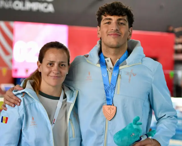 𝐏𝐚𝐭𝐫𝐢𝐜𝐤 𝐏𝐞𝐥𝐞𝐠𝐫𝐢𝐧𝐚 ha completat una actuació brillant als 𝐉𝐨𝐜𝐬 𝐝𝐞𝐥𝐬 𝐏𝐞𝐭𝐢𝐭𝐬 𝐄𝐬𝐭𝐚𝐭𝐬 𝐝’𝐄𝐮𝐫𝐨𝐩𝐚, celebrats a Andorra 🇦🇩

Aquest matí ha aconseguit la medalla de 𝐛𝐫𝐨𝐧𝐳𝐞 als 𝟓𝟎𝐦 𝐛𝐫𝐚𝐜̧𝐚, amb un temps de 28.73 🥉

També va pujar al 3r calaix del podi en el 𝐫𝐞𝐥𝐥𝐞𝐮 𝟒𝐱𝟏𝟎𝟎𝐦 𝐞𝐬𝐭𝐢𝐥𝐬, fent equip amb Bernat i Tomàs Lomero, i Aleix Férriz, aconseguint un nou rècord d’Andorra (3:49.18) 🥉

🏊‍♂️ Altres resultats: 
5️⃣ 100m braça 1:02.97
5️⃣ 4x200m lliure 7:52.19
5️⃣ 4x100m lliure 3:30.80

La seva entrenadora, Consol Isaac, destaca el mèrit dels resultats 🙌

🎙️ 𝐊𝐮𝐧: “Ha estat una gran competició. El Patrick venia d’una temporada d’hivern difícil, amb dues lesions seguides que ens van fer canviar el programa. Ell ha treballat molt per arribar amb opcions als Jocs, sense oblidar que en 12 dies tenim el Campionat d’Espanya, on busquem la classificació pel Mundial de Singapur. Estic molt orgullosa d’ell. Ha competit molt bé i agraeixo a la Federació Andorrana de Natació la possibilitat d’estar dins l’staff. Ens ha ajudat molt estar junts”.

#cemediterrani #natació