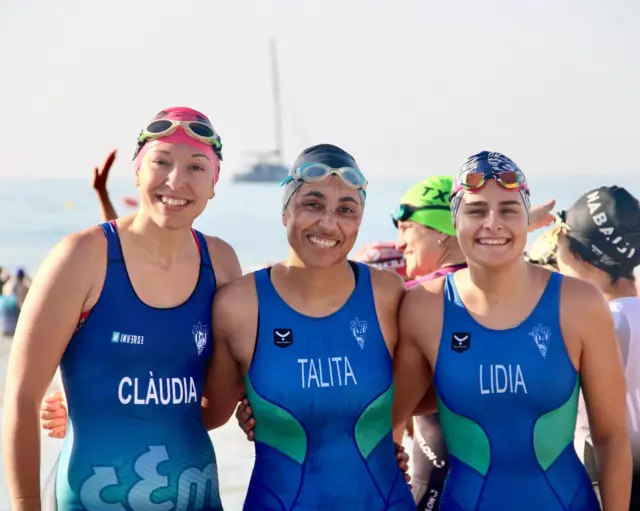 𝐓𝐑𝐈𝐀𝐓𝐋𝐎́ 𝐃𝐄 𝐕𝐈𝐋𝐀𝐍𝐎𝐕𝐀

Aquest diumenge, 8 membres de la secció de Triatló han participat al 𝐗𝐗𝐕 𝐓𝐫𝐢𝐚𝐭𝐥𝐨́ 𝐕𝐢𝐥𝐚𝐧𝐨𝐯𝐚 𝐢 𝐥𝐚 𝐆𝐞𝐥𝐭𝐫𝐮́ 🏊🚴🏃‍♀️

Per primer cop aquesta temporada, 𝟑 𝐝𝐨𝐧𝐞𝐬 han format part de l’equip: la Clàudia Gras, la Talita Duarte i la Lídia Córdoba 💪

Tothom ha competit a molt bon nivell, amb moltes millors marques i, sobretot, amb bones sensacions durant tota la prova 👌

Aquesta ha estat l’última competició d’equip abans de l’estiu, i ara toca centrar-se en 𝐨𝐛𝐣𝐞𝐜𝐭𝐢𝐮𝐬 𝐩𝐞𝐫𝐬𝐨𝐧𝐚𝐥𝐬: triatlons, marxes cicloturistes, competicions ciclistes i travessies d’aigües obertes 🎯

El mes de setembre, la secció es retrobarà al 𝐓𝐫𝐢𝐚𝐭𝐥𝐨́ 𝐝𝐞 𝐏𝐢𝐧𝐞𝐝𝐚 𝐝𝐞 𝐌𝐚𝐫, on tornarà a competir com a equip 🔜

#cemediterrani #triatló