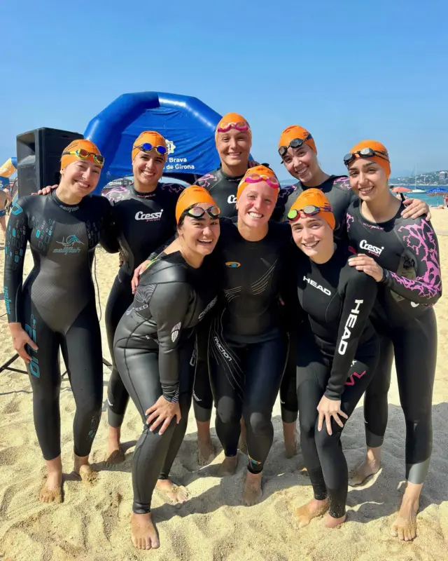 Aquest diumenge, s’ha celebrat la 𝟗𝐚 𝐓𝐫𝐚𝐯𝐞𝐬𝐬𝐢𝐚 𝐁𝐚𝐝𝐢𝐚 𝐝𝐞 𝐏𝐚𝐥𝐚𝐦𝐨́𝐬 🏊

En la distància llarga de 𝟐𝟓𝟎𝟎𝐦, cal destacar la gran participació del nostre Grup Absolut de Natació Artística, que ha assolit molt bons resultats:

🥇 Natalia Tur Roca ha estat 6a de la classificació general femenina i 𝟏𝐚 de la 𝐜𝐚𝐭𝐞𝐠𝐨𝐫𝐢𝐚 𝐀𝐛𝐬𝐨𝐥𝐮𝐭𝐚 𝐟𝐞𝐦𝐞𝐧𝐢𝐧𝐚, amb un temps de 38:35

🥉 Gala González Sarri ha finalitzat 13a de la general femenina i 𝟑𝐚 de la 𝐜𝐚𝐭𝐞𝐠𝐨𝐫𝐢𝐚 𝐀𝐛𝐬𝐨𝐥𝐮𝐭𝐚 𝐟𝐞𝐦𝐞𝐧𝐢𝐧𝐚 (46:14)

En la mateixa categoria, també han participat: 6️⃣ Lucia Bujanda (49:03) 7️⃣ Anna Martín (49:33) 8️⃣ Marta Carmona (51:41) 9️⃣ Marina Gil (52:28) 🔟 Mertixell Tamborero (53:37) 🔟 Lola Sánchez (53:37)

🥇 Albert Arribas, que ha estat 15è de la classificació general, ha pujat al podi com a 𝟏𝐫 de la 𝐜𝐚𝐭𝐞𝐠𝐨𝐫𝐢𝐚 𝐌𝐚̀𝐬𝐭𝐞𝐫 𝐃, amb un excel·lent temps de 36:01

#cemediterrani #AAOO