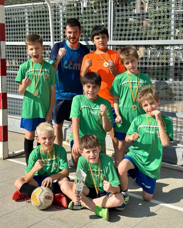 𝐒𝐔𝐁𝐂𝐀𝐌𝐏𝐈𝐎𝐍𝐒 𝐃𝐄 𝐁𝐀𝐑𝐂𝐄𝐋𝐎𝐍𝐀 ⚽️

L’equip Prealeví A del Club Esportiu Mediterrani, format per 𝐀𝐥𝐞𝐣𝐚𝐧𝐝𝐫𝐨, 𝐕𝐢𝐜𝐭𝐨𝐫, 𝐑𝐨𝐜, 𝐔𝐧𝐚𝐢, 𝐀𝐠𝐮𝐬, 𝐌𝐚𝐫𝐜 𝐢 𝐃𝐚𝐧𝐞𝐥, amb l’entrenador 𝐎𝐫𝐢𝐨𝐥, ha tancat una gran temporada aconseguint el subcampionat de Barcelona a la Lliga CEEB de Futbol 5 🥈

Després de quedar 𝐩𝐫𝐢𝐦𝐞𝐫𝐬 𝐚 𝐥𝐚  𝐋𝐥𝐢𝐠𝐚 𝐫𝐞𝐠𝐮𝐥𝐚𝐫, l’equip va accedir a les 𝐅𝐚𝐬𝐞𝐬 𝐅𝐢𝐧𝐚𝐥𝐬, celebrades al CEM Turó de la Peira, amb aquests resultats:

𝐐𝐮𝐚𝐫𝐭𝐬 𝐝𝐞 𝐟𝐢𝐧𝐚𝐥
Jesús Maria B 2 - 4 CE Mediterrani

𝐒𝐞𝐦𝐢𝐟𝐢𝐧𝐚𝐥𝐬
Teresianes Ganduxer B 1 - 2 CE Mediterrani

𝐅𝐢𝐧𝐚𝐥
RMSI Sports A 6 - 1 CE Mediterrani

Enhorabona a tot l’equip per l’esforç i la gran temporada! 💙💚

#cemediterrani #futbol