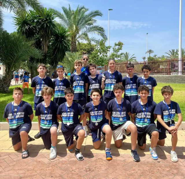 𝐐𝐔𝐀𝐑𝐓𝐒 𝐃’𝐄𝐒𝐏𝐀𝐍𝐘𝐀

L’equip aleví mixt s’ha classificat en 4a posició al Campionat d’Espanya de waterpolo, disputat aquest cap de setmana a Elx 🤽🏼‍♂️

𝐅𝐚𝐬𝐞 𝐩𝐫𝐞𝐥𝐢𝐦𝐢𝐧𝐚𝐫 - 𝐆𝐫𝐮𝐩 𝐁
AR Concepción 2 - 12 CE Mediterrani
CD WP Turia 1 - 11 CE Mediterrani
Marina Ferrol 4 - 14 CE Mediterrani
CN Poble Nou 5 - 10 CE Mediterrani

𝐕𝐮𝐢𝐭𝐞𝐧𝐬 𝐝𝐞 𝐟𝐢𝐧𝐚𝐥
EM El Olivar 4 - 10 CE Mediterrani

𝐐𝐮𝐚𝐫𝐭𝐬 𝐝𝐞 𝐟𝐢𝐧𝐚𝐥
CE Mediterrani 8 - 6 Encinas Boadilla

𝐒𝐞𝐦𝐢𝐟𝐢𝐧𝐚𝐥
CE Mediterrani 6 - 12 CNAB

𝐅𝐢𝐧𝐚𝐥 𝟑𝐫-𝟒𝐭 𝐥𝐥𝐨𝐜
Real Canoe NC 4 - 4 CE Mediterrani (3-2 als penals)

#cemediterrani #waterpolo 💙💚