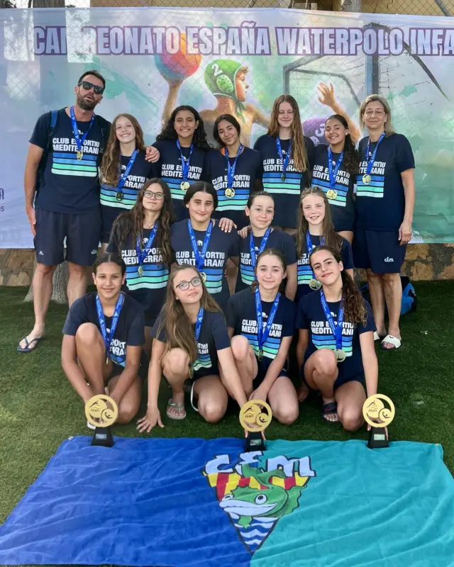 𝐂𝐀𝐌𝐏𝐈𝐎𝐍𝐄𝐒 𝐃’𝐄𝐒𝐏𝐀𝐍𝐘𝐀 🥇

L’equip infantil femení s’ha classificat en 1a posició al Campionat d’Espanya de waterpolo, disputat aquest cap de setmana a Màlaga 🤽‍♀️

Júlia Guerrero ha estat escollida 𝐌𝐢𝐥𝐥𝐨𝐫 𝐣𝐮𝐠𝐚𝐝𝐨𝐫𝐚 del Campionat i Melissa Esteban, 𝐌𝐢𝐥𝐥𝐨𝐫 𝐩𝐨𝐫𝐭𝐞𝐫𝐚 🏆

𝐅𝐚𝐬𝐞 𝐩𝐫𝐞𝐥𝐢𝐦𝐢𝐧𝐚𝐫 - 𝐆𝐫𝐮𝐩 𝐀
CE Mediterrani 11 - 1 CD Union
CE Mediterrani 11 - 1 CN Caballa
CE Mediterrani 11 - 1 CW Pontevedra

𝐐𝐮𝐚𝐫𝐭𝐬 𝐝𝐞 𝐟𝐢𝐧𝐚𝐥
CE Mediterrani 11 - 7 Real Canoe 

𝐒𝐞𝐦𝐢𝐟𝐢𝐧𝐚𝐥
CE Mediterrani 10 - 1 Askartza

𝐅𝐢𝐧𝐚𝐥
CN Terrassa 4 - 10 CE Mediterrani

Enhorabona equip! 💙💚
#cemediterrani #waterpolo
