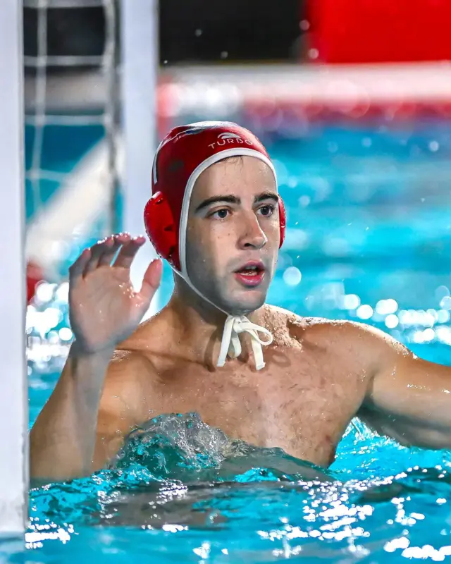 𝐉𝐎𝐑𝐆𝐄 𝐎𝐑𝐓𝐄𝐆𝐀, 𝐑𝐄𝐍𝐎𝐕𝐀𝐓

Jorge Ortega continuarà 𝐮𝐧𝐚 𝐭𝐞𝐦𝐩𝐨𝐫𝐚𝐝𝐚 𝐦𝐞́𝐬 defensant la porteria del Club Esportiu Mediterrani. Serà la seva onzena temporada al Club 🤽🏼‍♂️

El Jorge és una peça clau dins i fora de l’aigua, aportant experiència, compromís i ambició al projecte 🧩

𝐐𝐮𝐞̀ 𝐞𝐭 𝐯𝐚 𝐦𝐨𝐭𝐢𝐯𝐚𝐫 𝐚 𝐯𝐞𝐧𝐢𝐫 𝐚𝐥 𝐂𝐥𝐮𝐛 𝐄𝐬𝐩𝐨𝐫𝐭𝐢𝐮 𝐌𝐞𝐝𝐢𝐭𝐞𝐫𝐫𝐚𝐧𝐢? Porto al Club des dels 12 anys. El mateix Jahzeel em va trucar perquè vingués a jugar al Mediterrani i així ho vaig fer. Vaig deixar enrere l’AESE per començar una nova etapa esportiva defensant els colors de l’equip que m’ha fet créixer com a esportista i com a persona. Estic molt content i motivat per començar la meva onzena temporada al Club, sobretot per la bona dinàmica que hi ha amb el Jahzeel i l’Alex, que són els que m’han donat l’oportunitat d’estar on soc.

𝐐𝐮𝐢𝐧𝐬 𝐨𝐛𝐣𝐞𝐜𝐭𝐢𝐮𝐬 𝐞𝐭 𝐦𝐚𝐫𝐪𝐮𝐞𝐬 𝐩𝐞𝐫 𝐚 𝐥𝐚 𝐩𝐫𝐨̀𝐱𝐢𝐦𝐚 𝐭𝐞𝐦𝐩𝐨𝐫𝐚𝐝𝐚? Millorar la posició a la Lliga i fer un bon paper a la Copa del Rei. També lluitar per tornar a portar el Club a les competicions europees. A nivell personal, vull seguir creixent com a porter.

A la temporada 2024-2025 ha aconseguit:
🏆 Millor porter del mes de desembre
7️⃣ Inclòs al Set Ideal de les jornades 11, 15 i 17

#cemediterrani #waterpolo