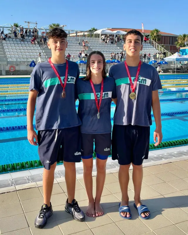 𝟑 𝐌𝐄𝐃𝐀𝐋𝐋𝐄𝐒 🏊‍♀️
 
Els nostres infantils han aconseguit 3 medalles en la 1a jornada del 𝐂𝐚𝐦𝐩𝐢𝐨𝐧𝐚𝐭 𝐝𝐞 𝐂𝐚𝐭𝐚𝐥𝐮𝐧𝐲𝐚 𝐝’𝐄𝐬𝐭𝐢𝐮 que ha començat avui a Tarragona 🏊‍♂️
 
𝐏𝐨𝐝𝐢𝐬 
🥇 Jordi Vilardebó s’ha penjat la medalla d’or als 100m papallona (2010), amb un temps de 59.45
 
🥈 Chiara Camesasca ha pujat al 2n calaix del podi als 100m lliure (2011), amb una marca d’1:00.74

🥉 Bruno Bernal ha estat tercer als 200m esquena (2010), amb un registre de 2:17.35
 
𝐅𝐢𝐧𝐚𝐥𝐬 𝐀
Elis Akemi Matsumura (2010)
5️⃣ 400m estils 5:21.13
7️⃣ 100m lliure 1:01.71

Vega Carnero (2011)
5️⃣ 200m papallona 2:36.73
5️⃣ 400m estils 5:29.86

Jordi Vilardebó (2010)
9️⃣ 50m lliure 26.04

Relleu CE Mediterrani
4️⃣ 4x100m lliure masc. 3:53.73
(Vilardebó, Bernal, Marquès i Vila)
6️⃣ 4x200m lliure fem. 9:10.94
(Matsumura, Perona, Sanz i Camesasca)

#cemediterrani #natació