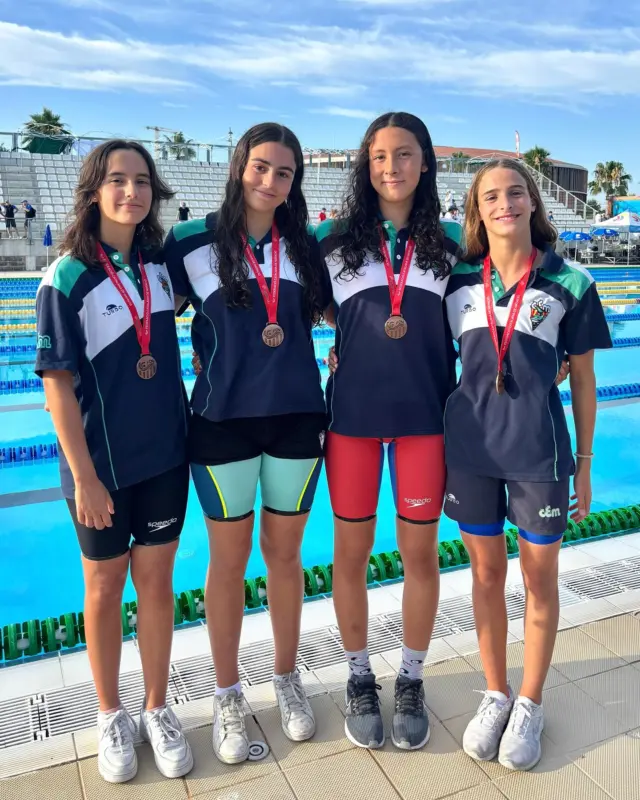 𝟒 𝐏𝐎𝐃𝐈𝐒 🏊‍♀️
 
En la 2a jornada del 𝐂𝐚𝐦𝐩𝐢𝐨𝐧𝐚𝐭 𝐝𝐞 𝐂𝐚𝐭𝐚𝐥𝐮𝐧𝐲𝐚 𝐝’𝐄𝐬𝐭𝐢𝐮 𝐈𝐧𝐟𝐚𝐧𝐭𝐢𝐥, els nostres esportistes han aconseguit 4 podis i 12 finals 🏊‍♂️
 
𝐏𝐨𝐝𝐢𝐬 
🥇 Chiara Camesasca s’ha penjat la medalla d’or als 50m lliure (2011), amb un temps de 27.50
 
🥈 Jordi Vilardebó s’ha classificat en 2a posició als 200m lliure (2010), amb una marca de 1:59.87

🥉 Bruno Bernal ha estat tercer als 100m esquena (2010), amb un registre d’1:03.94
 
𝐅𝐢𝐧𝐚𝐥𝐬 
Jordi Vilardebó (2010)
4️⃣ 50m papallona 27.25

Elis Akemi Matsumura (2010)
5️⃣ 200m esquena 2:32.66
8️⃣ 400m lliure 4:41.83

Gerard Marquès (2010)
6️⃣ 400m estils 5:06.19
7️⃣ 1500m lliure 18:05.61

Chiara Camesasca (2011)
6️⃣ 50m braça 36.04

Íria Pérez (2011)
7️⃣ 50m braça 36.27

Relleu CE Mediterrani
🥉 4x100m lliure fem. 4:06.23
(Matsumura, Perona, Pera i Camesasca)
4️⃣ 4x200m lliure fem. 8:36.85
(Vilardebó, Bernal, Marquès i Vila)

#cemediterrani #natació