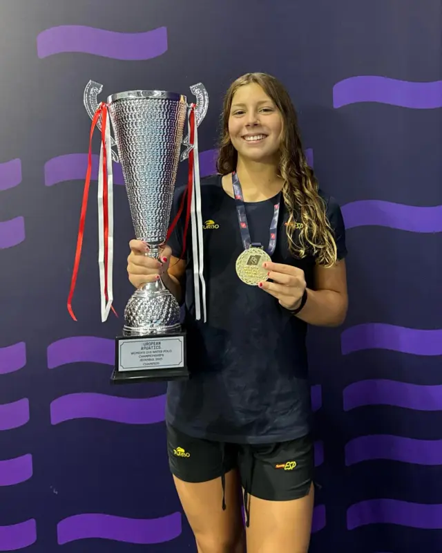 𝐂𝐀𝐌𝐏𝐈𝐎𝐍𝐄𝐒 𝐃’𝐄𝐔𝐑𝐎𝐏𝐀

La Selecció espanyola femenina de waterpolo ha guanyat la medalla d’or al Campionat d’Europa U16 🏆

𝐃𝐚𝐧𝐢𝐞𝐥𝐚 𝐏𝐞𝐧̃𝐚𝐥𝐯𝐞𝐫 ha format part de l’equip cadet que ha guanyat l’or a Istambul 🥇

𝐑𝐞𝐬𝐮𝐥𝐭𝐚𝐭𝐬 
𝐆𝐫𝐮𝐩 𝐀
Espanya 20 - 6 Països Baixos
Espanya 15 - 7 Hongria
Espanya 20 - 8 Sèrbia

𝐐𝐮𝐚𝐫𝐭𝐬 𝐝𝐞 𝐟𝐢𝐧𝐚𝐥
Espanya 16 - 3 Croàcia

𝐒𝐞𝐦𝐢𝐟𝐢𝐧𝐚𝐥
Itàlia 10 - 13 Espanya

𝐅𝐢𝐧𝐚𝐥
Grècia 14 - 19 Espanya

Bravo Daniela! Bravo equip! 🙌

La nostra jugadora 𝐎𝐧𝐚 𝐏𝐨𝐫𝐭𝐚𝐮 𝐒𝐢𝐫𝐞́, que ha competit amb la Selecció francesa, ha aconseguit la 13a posició 👏

#cemediterrani #waterpolo
