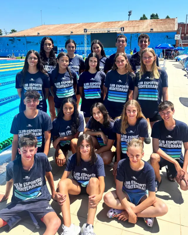 𝐆𝐑𝐀𝐍 𝐂𝐀𝐌𝐏𝐈𝐎𝐍𝐀𝐓 🏊‍♀️

En la 3a jornada del 𝐂𝐚𝐦𝐩𝐢𝐨𝐧𝐚𝐭 𝐝𝐞 𝐂𝐚𝐭𝐚𝐥𝐮𝐧𝐲𝐚 𝐈𝐧𝐟𝐚𝐧𝐭𝐢𝐥 𝐝’𝐄𝐬𝐭𝐢𝐮, els nostres nedadors han aconseguit 4 podis i 14 finals 🏊‍♂️
 
𝐏𝐨𝐝𝐢𝐬 
🥈 El relleu mixt ha quedat segon als 4x100m estils. Bruno Bernal, Íria Pérez, Jordi Vilardebó i Chiara Camesasca han fet un temps de 4:25.97

🥈 Jordi Vilardebó s’ha classificat en 2a posició als 100m lliure (2010), amb una marca de 54.77

🥈 Chiara Camesasca s’ha penjat la medalla de plata als 200m lliure (2011), amb un temps de 2:13.47

🥉 Carla Pera ha estat tercera als 50m papallona (2010), amb un registre de 29.36

𝐅𝐢𝐧𝐚𝐥𝐬 
Jordi Vilardebó (2010)
4️⃣ 200m estils 2:18.36

Chiara Camesasca (2011)
4️⃣ 200m estils 2:33.25

Elis Akemi Matsumura (2010)
5️⃣ 200m estils 2:32.77
5️⃣ 100m esquena 1:11.06

Ona Sanz (2011)
5️⃣ 1500m lliure 19:23.05

Bruno Bernal (2010)
5️⃣ 50m esquena 30.25
200m estils

Vega Carnero (2011)
6️⃣ 200m estils 2:35.90
7️⃣ 200m braça 2:53.75

Gerard Marquès (2010)
6️⃣ 800m lliure 9:19.46

L’equip ha quedat 4t en la classificació de Clubs, amb 1467,50 punts

Enhorabona 💙💚
#cemediterrani #natació