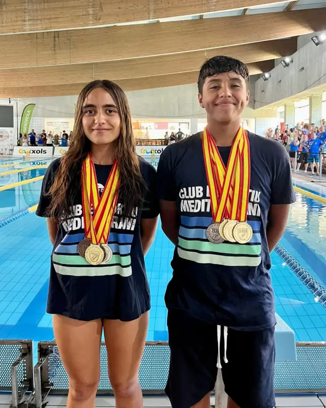 Aquest cap de setmana, s’ha disputat el 𝐂𝐚𝐦𝐩𝐢𝐨𝐧𝐚𝐭 𝐝’𝐄𝐬𝐩𝐚𝐧𝐲𝐚 𝐈𝐧𝐟𝐚𝐧𝐭𝐢𝐥 𝐢 𝐂𝐚𝐝𝐞𝐭 𝐝𝐞 𝐍𝐚𝐭𝐚𝐜𝐢𝐨́ 𝐚𝐦𝐛 𝐀𝐥𝐞𝐭𝐞𝐬 a Sant Feliu de Guíxols 🤿

Un total de 𝟏𝟕 𝐞𝐬𝐩𝐨𝐫𝐭𝐢𝐬𝐭𝐞𝐬 del Club Esportiu Mediterrani han participat al Campionat, mostrant una clara progressió amb la millora dels temps de tots ells i una molt bona actuació en els relleus 📈

A nivell individual, Víctor del Campo ha aconseguit 𝟒 𝐦𝐞𝐝𝐚𝐥𝐥𝐞𝐬, 𝟑 𝐝’𝐨𝐫 𝐢 𝟏 𝐩𝐥𝐚𝐭𝐚, mentre que Aitana Castillo ha sumat 𝟏 𝐨𝐫, 𝟏 𝐩𝐥𝐚𝐭𝐚 𝐢 𝟏 𝐛𝐫𝐨𝐧𝐳𝐞 👏

En la classificació general, l’equip ha obtingut una meritòria 𝟔𝐚 𝐩𝐨𝐬𝐢𝐜𝐢𝐨́ 🙌

#cemediterrani #natacióambaletes