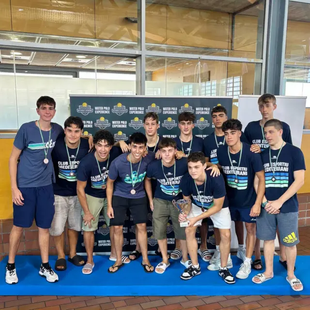 𝐓𝐄𝐑𝐂𝐄𝐑𝐒 𝐀 𝐋𝐀 𝐖𝐀𝐓𝐄𝐑𝐏𝐎𝐋𝐎 𝐄𝐗𝐏𝐄𝐑𝐈𝐄𝐍𝐂𝐄 𝐂𝐔𝐏 🥉

L’equip juvenil masculí s’ha classificat en 3a posició a la Waterpolo Experience Cup, celebrada a les instal·lacions del Club Natació Barcelona 🤽🏼‍♂️

𝐅𝐚𝐬𝐞 𝐝𝐞 𝐠𝐫𝐮𝐩𝐬 CE Mediterrani 14 - 2 USA All stars 2 
CE Mediterrani 9 - 4 Panionios 
CNAB 7 - 5 CE Mediterrani 

𝐐𝐮𝐚𝐫𝐭𝐬 𝐝𝐞 𝐟𝐢𝐧𝐚𝐥
CE Mediterrani 11 - 3 Magura

𝐒𝐞𝐦𝐢𝐟𝐢𝐧𝐚𝐥
CNB 13 - 8 CE Mediterrani

𝐅𝐢𝐧𝐚𝐥 𝟑𝐫-𝟒𝐭 𝐥𝐥𝐨𝐜
CE Mediterrani 6 - 4 BWMF 

Enhorabona nois! 💙💚
#cemediterrani #waterpolo