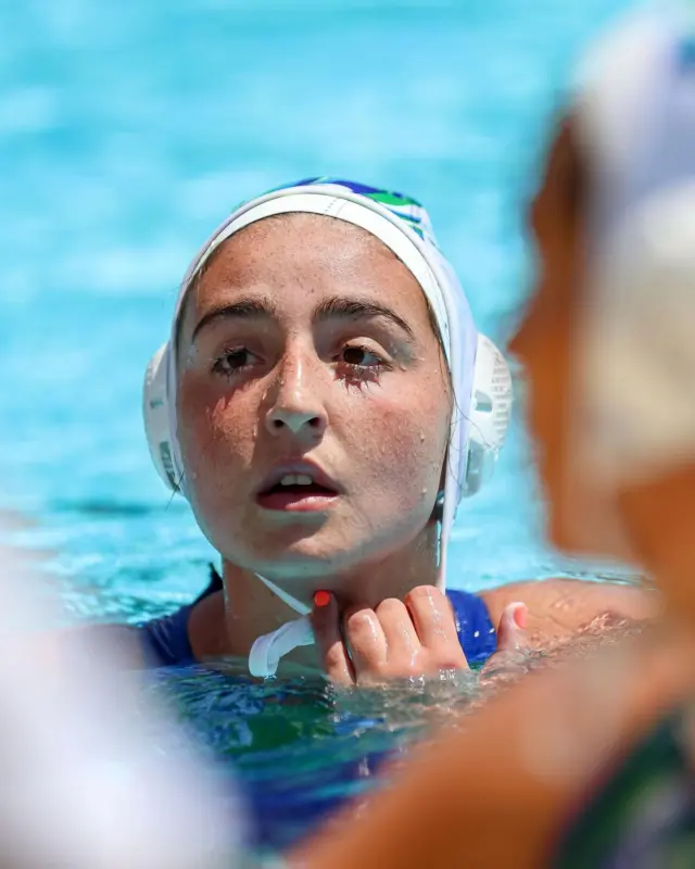 𝐀𝐍𝐀 𝐌𝐀𝐑𝐂𝐎𝐒, 𝐑𝐄𝐍𝐎𝐕𝐀𝐃𝐀
 
Ana Marcos seguirà formant part del projecte i afrontarà la seva 6a temporada al Club 🤽‍♀️
 
Després de passar per les categories formatives del Sant Feliu, va arribar al Mediterrani en el seu últim any de juvenil 🔙
 
Amb la Selecció espanyola, ha estat campiona d’Europa juvenil a Volos 2019, campiona d’Europa júnior a Netanya 2022 i subcampiona del món júnior a Coimbra 2023 🥇🥇🥈

Aquesta darrera campanya ha estat escollida dins del 𝐒𝐞𝐭 𝐢𝐝𝐞𝐚𝐥 𝐚 𝐥𝐞𝐬 𝐣𝐨𝐫𝐧𝐚𝐝𝐞𝐬 𝟓, 𝟖 𝐢 𝟏𝟓 de la LE Waterpolo 🙌

🎙️ “Els objectius de cara a la temporada que ve són treballar dur per continuar fent passes endavant i créixer com a equip, intentant ser el màxim de competitives possible a tots i cadascun dels partits. A nivell personal, vull ser més ambiciosa i entrenar per seguir guanyant experiència i pes dins l’equip.”

#cemediterrani #waterpolo