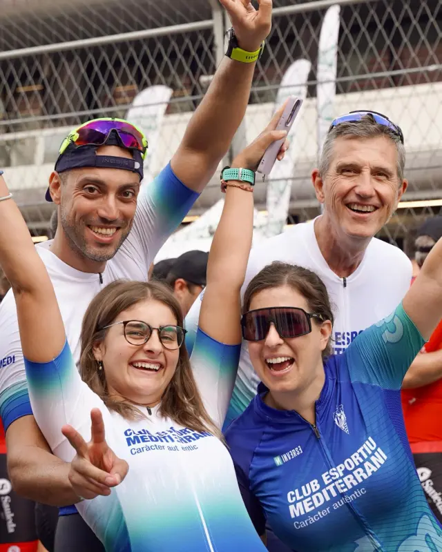 𝐌𝐔𝐒𝐒𝐀𝐑𝐀 𝟐𝟒𝐇

Aquest cap de setmana, la 𝐒𝐞𝐜𝐜𝐢𝐨́ 𝐝𝐞 𝐓𝐫𝐢𝐚𝐭𝐥𝐨́ del Club ha participat a la 𝐌𝐮𝐬𝐬𝐚𝐫𝐚 𝟐𝟒𝐡, una exigent prova de ciclisme de resistència celebrada al Circuit de Barcelona-Catalunya, a Montmeló 🚴

Els nostres esportistes han competit en la categoria d’equips de 8, amb la participació de 2 equips formats cadascun per 6 nois i 2 noies 🚴‍♀️🚴‍♂️

D’un total de 122 equips, els nostres han assolit les posicions 91 i 98 a la classificació general, i els llocs 16 i 21 dins de la seva categoria 🙌

Una gran experiència per a tots els participants, que han demostrat esforç, constància i esperit d’equip durant 24 hores de competició sense pausa 💪

📸 Jordi Pérez i Wayra
#cemediterrani #triatló