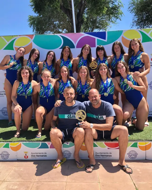 𝐂𝐀𝐌𝐏𝐈𝐎𝐍𝐄𝐒 𝐃’𝐄𝐒𝐏𝐀𝐍𝐘𝐀 🥇

L’equip juvenil femení s’ha penjat la medalla d’or al Campionat d’Espanya de waterpolo, disputat aquests dies a Dos Hermanas 🤽‍♀️

Abril Caballero ha rebut el premi a 𝐌𝐢𝐥𝐥𝐨𝐫 𝐩𝐨𝐫𝐭𝐞𝐫𝐚 del Campionat 🏆

𝐅𝐚𝐬𝐞 𝐩𝐫𝐞𝐥𝐢𝐦𝐢𝐧𝐚𝐫 - 𝐆𝐫𝐮𝐩 𝐁
CE Mediterrani 22 - 2 Conectabalear
CE Mediterrani 14 - 5 Cuatro Caminos
CE Mediterrani 13 - 5 Alcorcón

𝐐𝐮𝐚𝐫𝐭𝐬 𝐝𝐞 𝐟𝐢𝐧𝐚𝐥
Leioa WP 7 - 12 CE Mediterrani

𝐒𝐞𝐦𝐢𝐟𝐢𝐧𝐚𝐥
CE Mediterrani 8 - 6 CN Catalunya

𝐅𝐢𝐧𝐚𝐥
CE Mediterrani 9 - 7 Real Canoe

Enhorabona equip! 💙💚
#cemediterrani #waterpolo