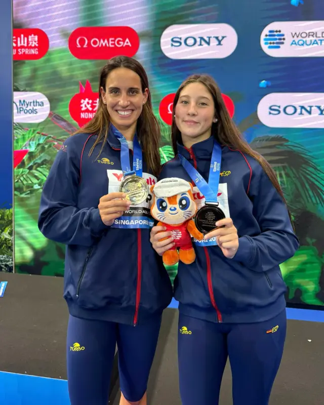 𝐁𝐑𝐎𝐍𝐙𝐄 𝐌𝐔𝐍𝐃𝐈𝐀𝐋 𝐏𝐄𝐑 𝐀 𝐋𝐀 𝐒𝐄𝐋𝐄𝐂𝐂𝐈𝐎́ 𝐅𝐄𝐌𝐄𝐍𝐈𝐍𝐀 🥉

La selecció espanyola absoluta femenina de waterpolo s’ha penjat la 𝐦𝐞𝐝𝐚𝐥𝐥𝐚 𝐝𝐞 𝐛𝐫𝐨𝐧𝐳𝐞 al 𝐂𝐚𝐦𝐩𝐢𝐨𝐧𝐚𝐭 𝐝𝐞𝐥 𝐌𝐨́𝐧 disputat aquests dies a Singapur 🤽‍♀️

𝐀𝐧𝐧𝐢 𝐄𝐬𝐩𝐚𝐫 ha rebut el premi de 𝐉𝐮𝐠𝐚𝐝𝐨𝐫𝐚 𝐝𝐞𝐥 𝐩𝐚𝐫𝐭𝐢𝐭 pel seu recital ofensiu, amb 4 dianes, en el matx pel tercer lloc contra els Estats Units🔥

𝐂𝐚𝐫𝐥𝐨𝐭𝐚 𝐏𝐞𝐧̃𝐚𝐥𝐯𝐞𝐫, que va ser la màxima golejadora en el debut contra Sud-àfrica, avui ha fet un gran gol que ha significat el 5-9 en el marcador 💪

𝐅𝐚𝐬𝐞 𝐩𝐫𝐞𝐥𝐢𝐦𝐢𝐧𝐚𝐫 - 𝐆𝐫𝐮𝐩 𝐃
Sud-àfrica 4 - 23 Espanya França 6 - 23 Espanya Gran Bretanya 7 - 16 Espanya

𝐐𝐮𝐚𝐫𝐭𝐬 𝐝𝐞 𝐟𝐢𝐧𝐚𝐥
Espanya 15 - 13 Països Baixos (penals)

𝐒𝐞𝐦𝐢𝐟𝐢𝐧𝐚𝐥
Hongria 15 - 9 Espanya

𝐅𝐢𝐧𝐚𝐥 𝟑𝐫-𝟒𝐭 𝐥𝐥𝐨𝐜
Espanya 13 - 12 Estats Units

Enhorabona 👏👏
#cemediterrani #waterpolo